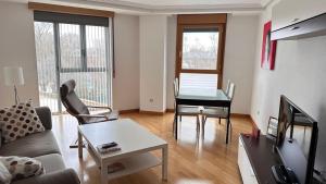 sala de estar con sofá y mesa en Apartamento La Bien Cercada, en Zamora