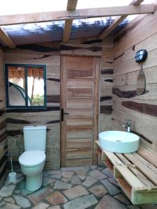 ein Bad mit einem WC und einem Waschbecken in der Unterkunft Glamping Lakeview Ouidah 