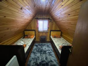 Ένα ή περισσότερα κρεβάτια σε δωμάτιο στο Apartment Sarganska Osmica