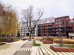 um parque em frente a um edifício com árvores e edifícios em Luksus w samym centrum em Breslávia