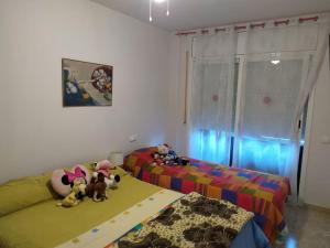 twee bedden in een kamer met knuffels erop bij NOVA PINEDA PORT AVENTURA in La Pineda +41 foto's