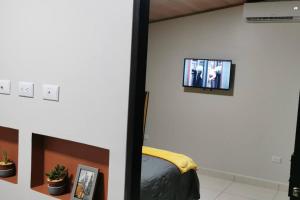 Televízia a/alebo spoločenská miestnosť v ubytovaní MokenPlaceA/C