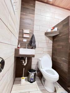 małą łazienkę z toaletą i umywalką w obiekcie MokenPlaceA/C w mieście San Antonio
