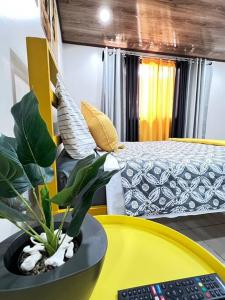 um quarto com uma mesa amarela com uma planta em MokenPlaceA/C em San Antonio