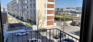 Un balcón con vista a un estacionamiento. en Ria Palace Apartment, en Aveiro