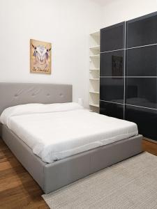 a bedroom with a large bed and a black cabinet at Casa di Matteo Ponterotto 34(zona brignole) in Genoa