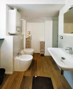 e bagno con vasca, servizi igienici e lavandino. di Casa di Matteo Ponterotto 34(zona brignole) a Genova