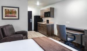 My Place Hotel-Boise-Nampa, ID-Idaho Center في نامبا: غرفة فندقية بسرير وطاولة وكراسي