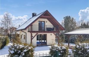 Cette petite maison dispose d'un balcon dans la neige. dans l'établissement Amazing Home In Radziechowy With 3 Bedrooms, Wifi And Outdoor Swimming Pool, à Radziechowy