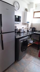烏斯懷亞的住宿－USHUAIA FOR´NS，厨房配有冰箱和炉灶。