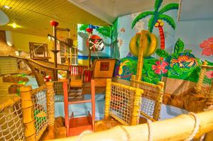ein Kinderspielzimmer mit Achterbahn in der Unterkunft Vital Hotel Westfalen Therme Wellness Resort & SPA in Bad Lippspringe