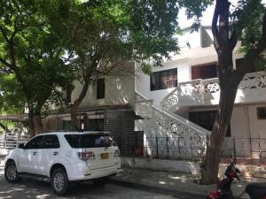 a white suv parked in front of a building at oportunidad hermoso apartamento en santamarta 2b in Santa Marta