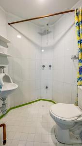 een badkamer met toilet en wastafel bij King's Apartments 302 in Cartagena