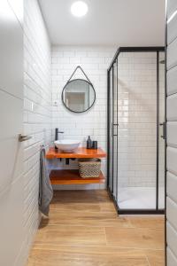 ein Bad mit einem Waschbecken und einem Spiegel in der Unterkunft COZY & MODERN APARTMENT in Málaga