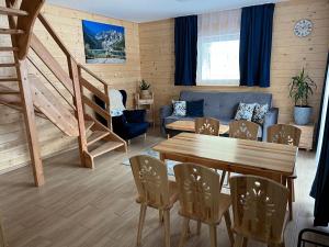una sala de estar con una mesa y un sofá en Domki pod Grapą, en Trybsz