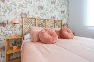 ein Schlafzimmer mit einem Bett mit zwei Kissen darauf in der Unterkunft COZY & MODERN APARTMENT in Málaga