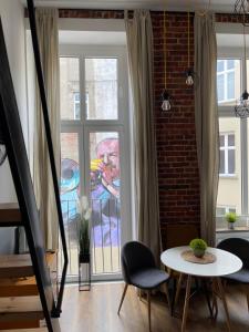 Posedenie v ubytovaní Urokliwy loft w NCŁ kamienica Vabank 34