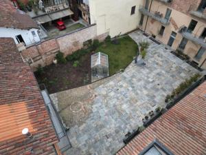 una vista aérea de un patio en un edificio en Centro Storico Recinto dei Nobili 1 - private parking, en Asti
