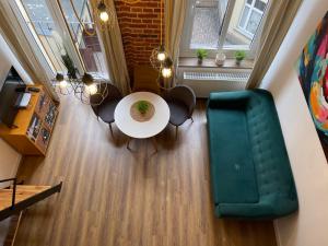 Posedenie v ubytovaní Urokliwy loft w NCŁ kamienica Vabank 34