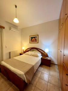 um quarto com uma cama grande e duas mesas de cabeceira em Elli's apartments em Antimácheia