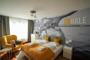 ブダペストにあるHolló 12 Apartmentのベッドルーム1室(ベッド1台付)が備わります。壁には大きな絵画が飾られています。