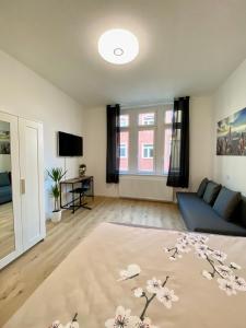 a living room with a blue couch and a rug at PnT home-stilvolles Apartment in Koblenz