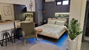 Novi Beograd的住宿－Apartman Biblioteka，一间卧室配有一张床、一张桌子和一把椅子