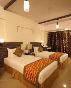Postel nebo postele na pokoji v ubytování Nestor Hotel, Mumbai
