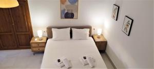 - une chambre avec un lit et 2 serviettes dans l'établissement Canevaro Twins (South), à La Canée