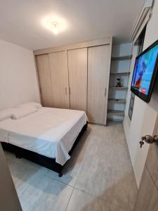 - une chambre avec un lit et une télévision à écran plat dans l'établissement APARTAMENTO SECTOR CONDINA cerca estadio-ukumari-consota-expofuturo, à Pereira