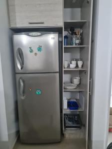 een zilveren koelkast in een keuken naast een plank bij APARTAMENTO SECTOR CONDINA cerca estadio-ukumari-consota-expofuturo in Pereira