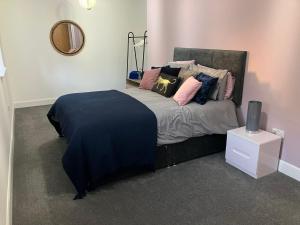 um quarto com uma cama com almofadas e um espelho em Kirkview em Johnshaven
