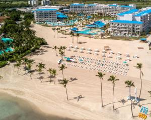 eine Luftblick auf den Strand im Excelence punta cana resort in der Unterkunft Margaritaville Island Reserve Cap Cana Hammock - An Adults Only All-Inclusive Experience in Punta Cana