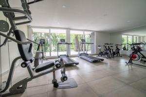 une salle de sport avec plusieurs machines de course dans une pièce dans l'établissement Pucón Alta Vista, à Pucón
