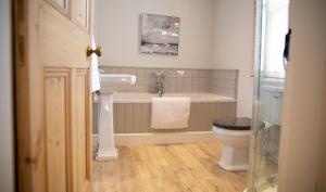 a bathroom with a tub and a toilet and a sink at 35 Grosvenor Terrace - 3 Bed Sleeps 6, 5 min walk from York City Centre in York +13 photos