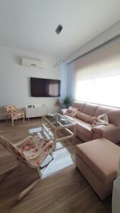 sala de estar con sofá y mesa en Tres Torres Apartamento Turístico, en Almoharín