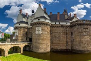 ein Schloss mit einer Brücke im Wasser in der Unterkunft *NEW* MAISONNETTE*Bail Mobilité*CHIC*NANTES in Nantes