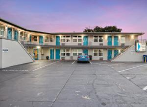 ein Gebäude mit einem Auto auf einem Parkplatz in der Unterkunft Hotel Point Loma in San Diego