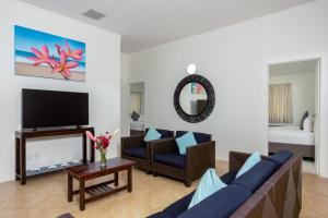 TV a/nebo společenská místnost v ubytování Moana Sands Beachfront Villas