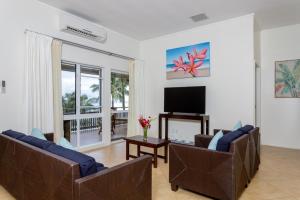 TV a/nebo společenská místnost v ubytování Moana Sands Beachfront Villas