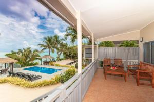 Bazén v ubytování Moana Sands Beachfront Villas nebo v jeho okolí