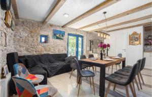 uma sala de estar com uma mesa e um sofá em Amazing Home In Celina With House Sea View em Celina