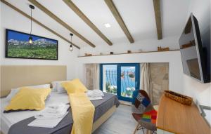 um quarto com uma cama, uma mesa e uma janela em Amazing Home In Celina With House Sea View em Celina