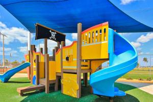 einen Spielplatz mit Rutsche in einem Park in der Unterkunft Penthouse Sweet in St Pete Beach