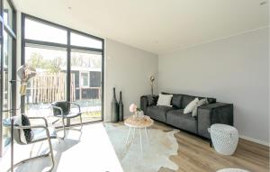 a living room with a couch and a table at Nice Home In Voorthuizen With Wifi in Voorthuizen