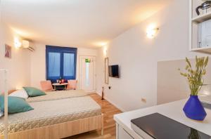 um pequeno quarto com uma cama e uma cozinha em BIS Apartment 3 em Dubrovnik