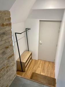 a staircase in a room with a door and a stair case at Lumineux appartement duplex, très bien équipé in Saint-Amand-Montrond