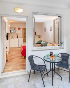 uma sala de jantar com mesa e cadeiras e um quarto em BIS Apartment 3 em Dubrovnik