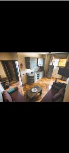 イムスワンにあるAuberge guest house1のソファ2つとテーブルのあるリビングルーム