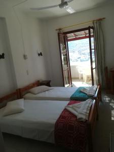 バトシにあるVilla Athinaのベッドルーム(ドア開閉可)のベッド2台